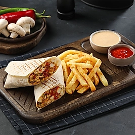 Sebzeli cheddarlı Tavuk Dürüm yanında patates kızartması