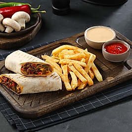 Sebzeli Cheddarlı Et Dürüm yanında patates kızartması